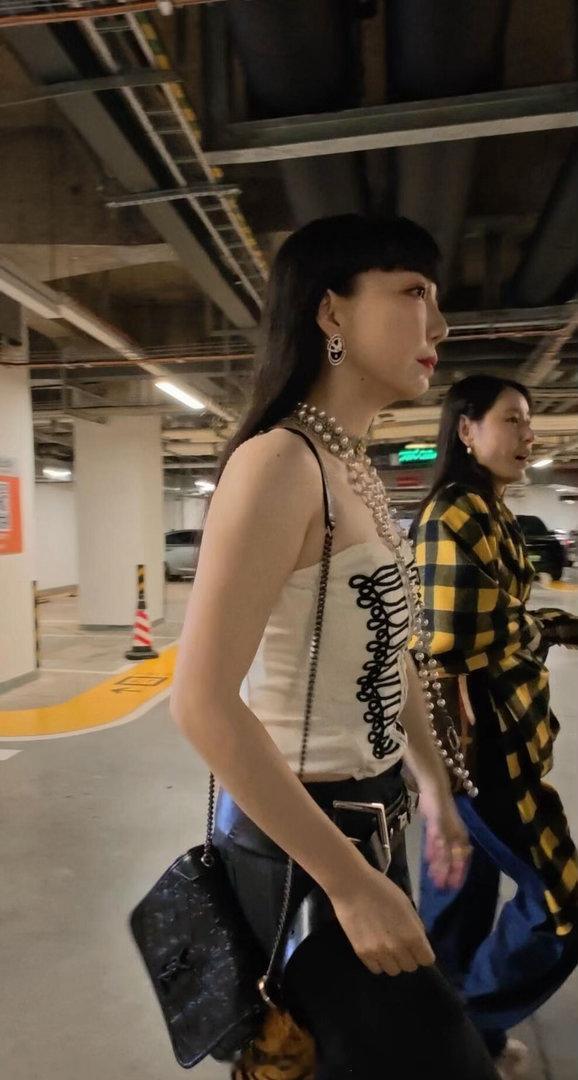 在歌手棚门口偶遇吴莫愁吴莫愁现身歌手彩排所有线索全对上，偶遇 + IP + 动态