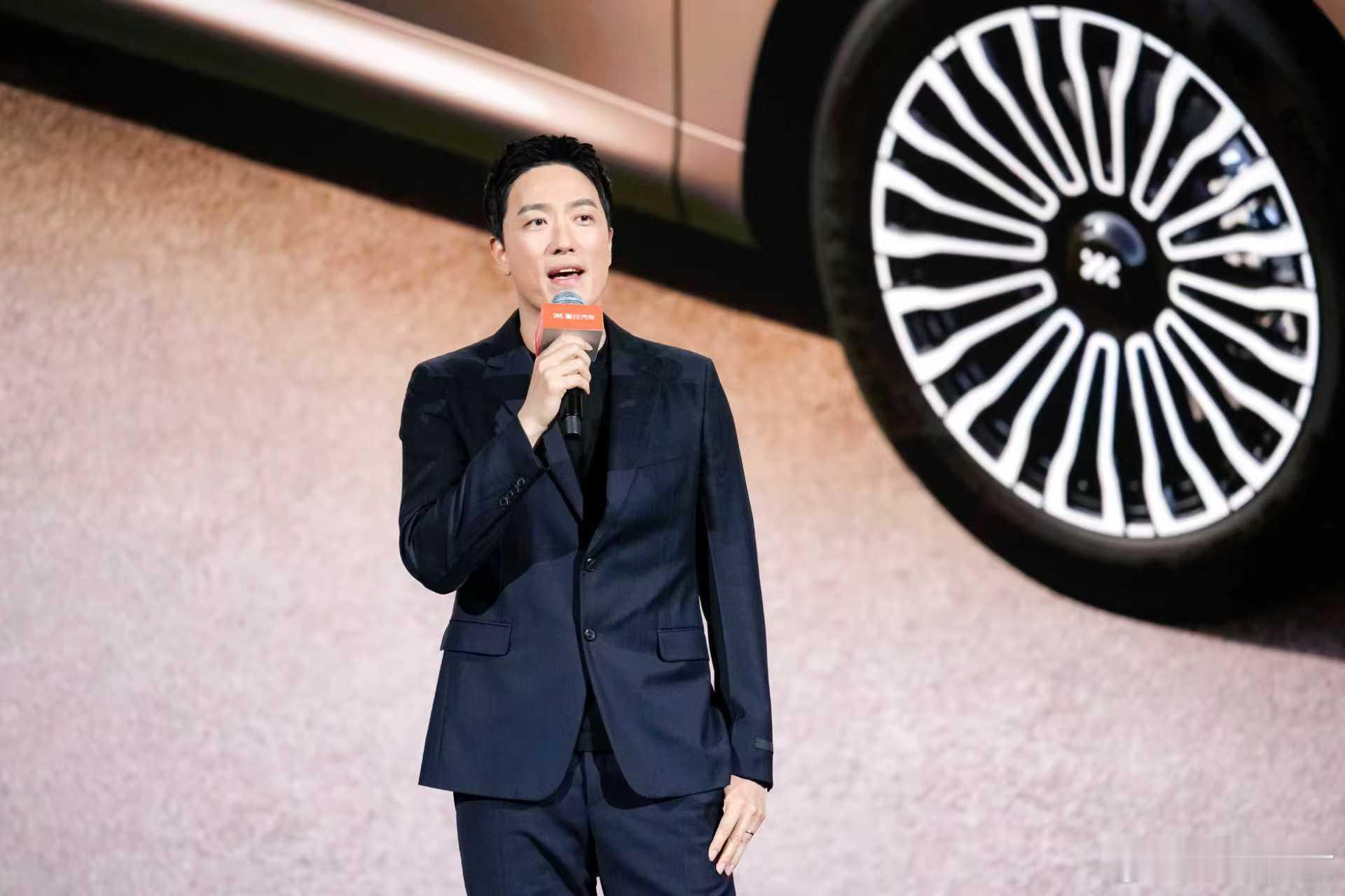 昨天，智己汽车全新跨时代科技旗舰SUV——智己LS8震撼上市啦～官方指导价24.