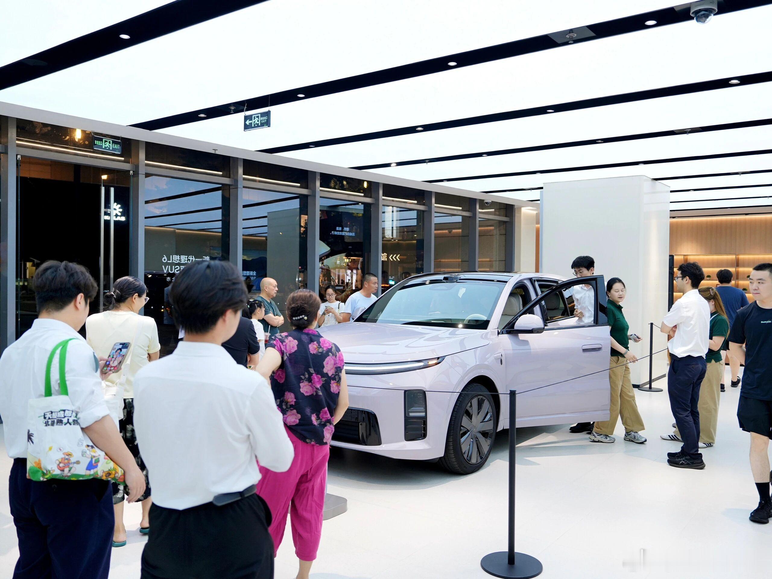 新一代理想L6试驾全面开启新一代理想L6售价24.98万元，全国门店现已全面开放