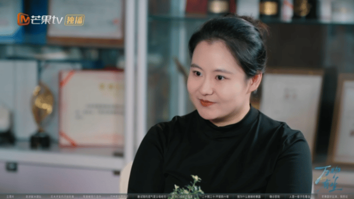 萨顶顶一个问题问哭嘉宾这段播客对话看得心里发酸！在萨顶顶的温柔提问下，当被问到如
