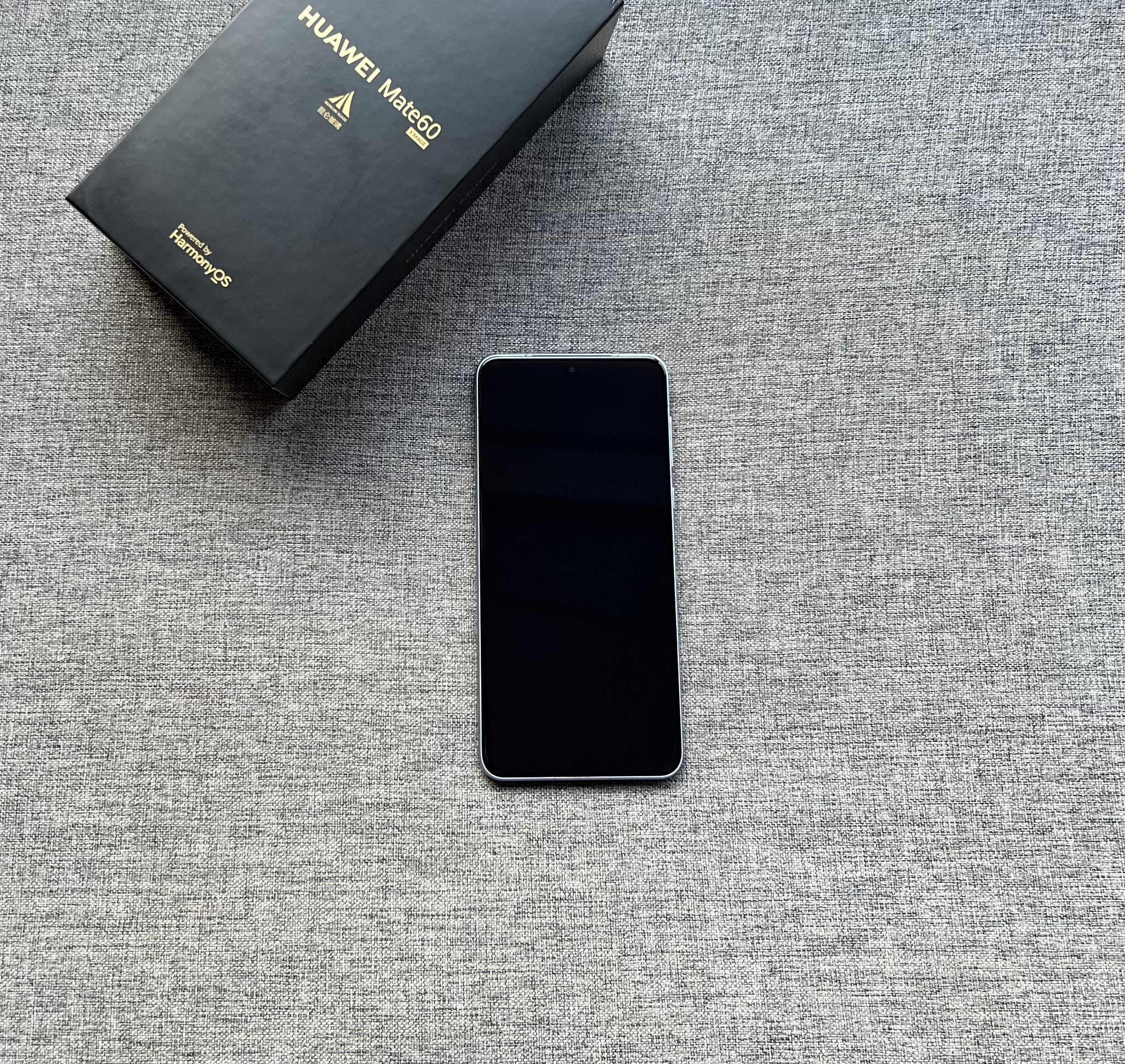 华为Mate60 12+512G 南糯紫，屏幕完美，外壳小划痕+掉漆，🔋效率8