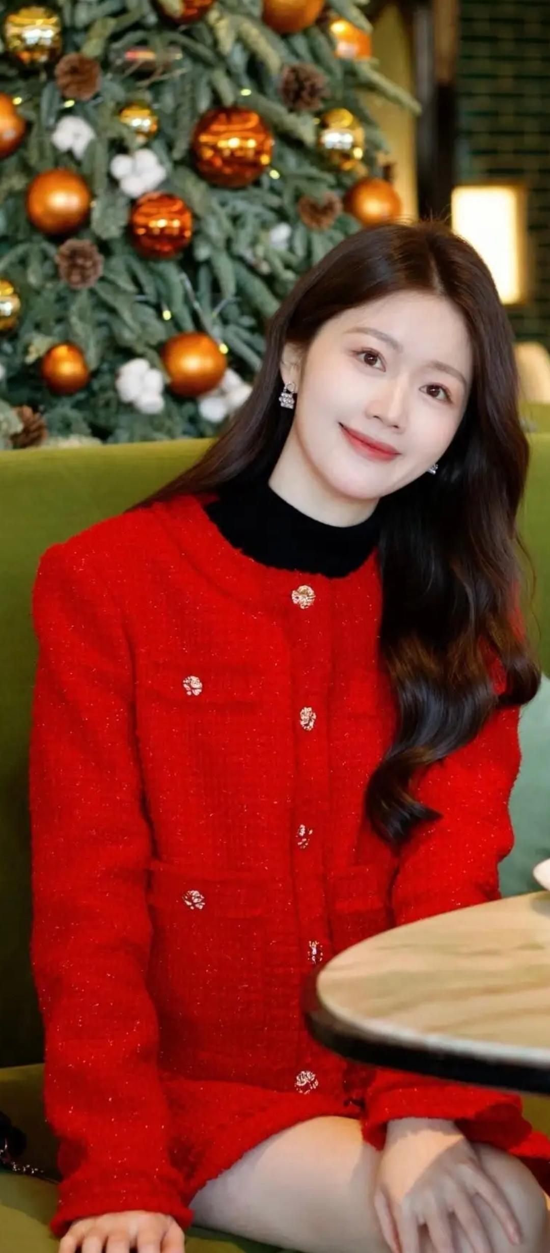 红衣美人坐，笑语如花绽。