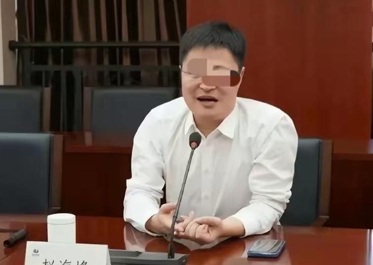 1998 年江苏启东的高考状元。清华大学的高材生，2002 年以管培生的身份进入