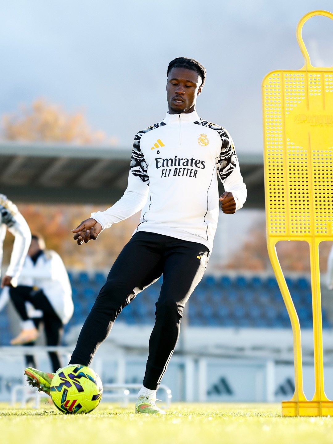 阿斯报：卡马温加今天正常训练，已经为周日对阵塞尔塔的比赛做好准备。他之前脚踝轻微