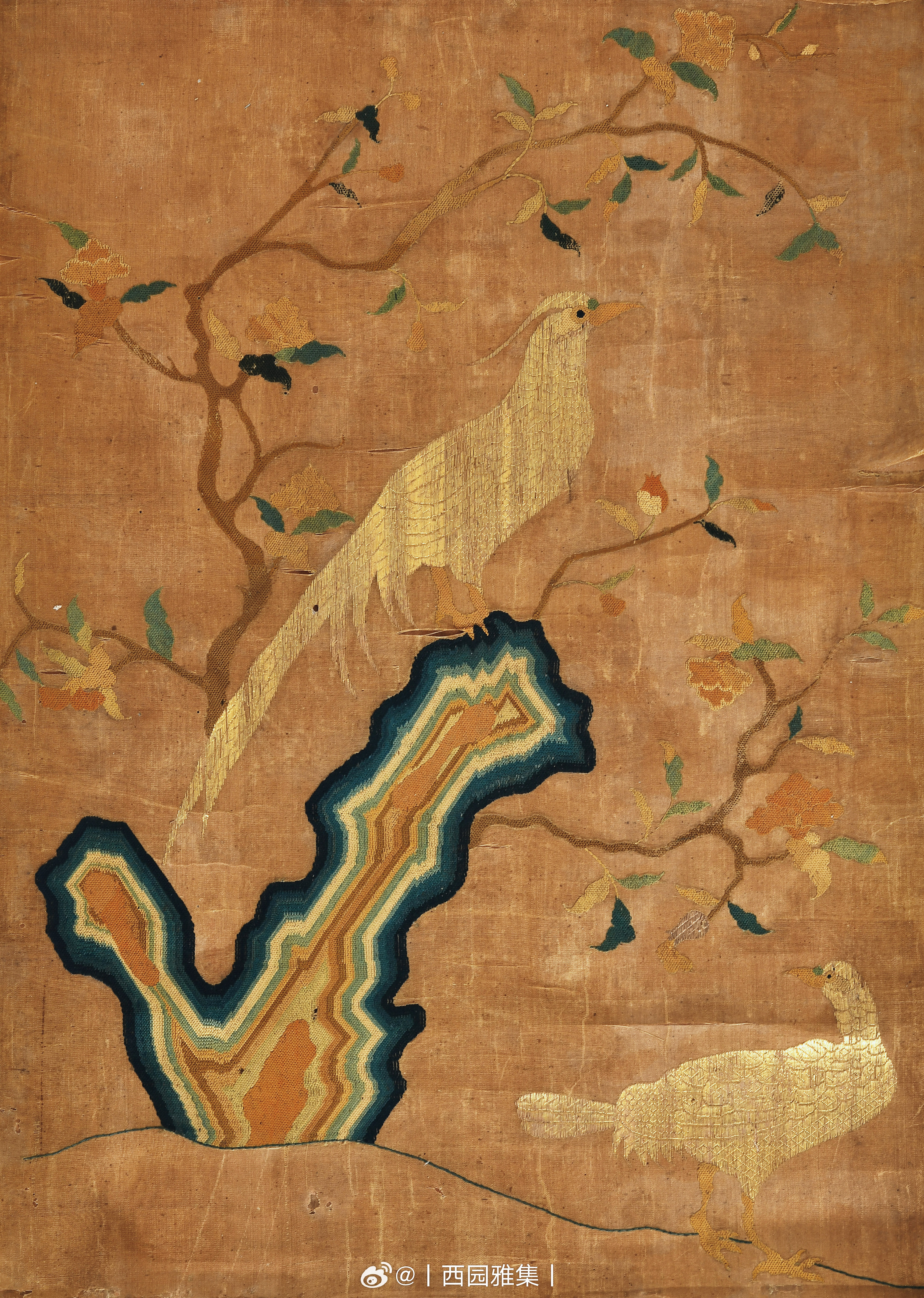 锦绣集 | 明 纳纱花鸟纹挂屏屏芯以白色缎为地，用蓝、白、绿等色绣线绣出湖石、石