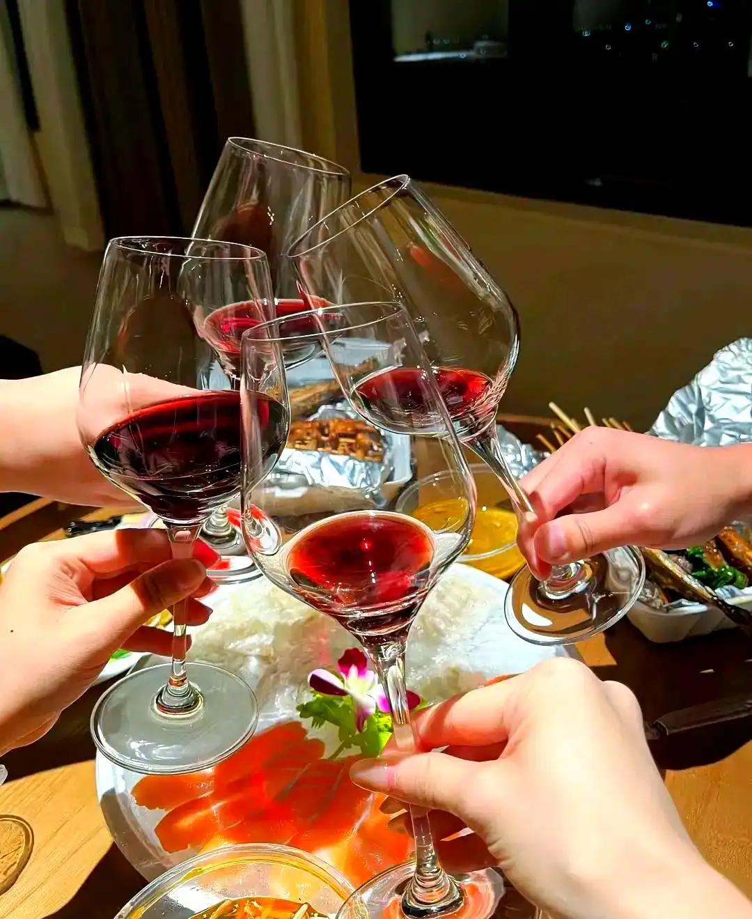 看了上海某位女博主最近的两个视频只能是以“噬之以鼻”来形容她，我不拿“餐桌礼仪”