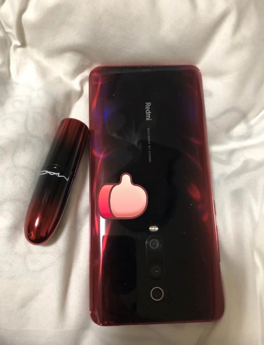 才发现红米 K20 Pro的这个火焰红竟然和口红外观撞了。 