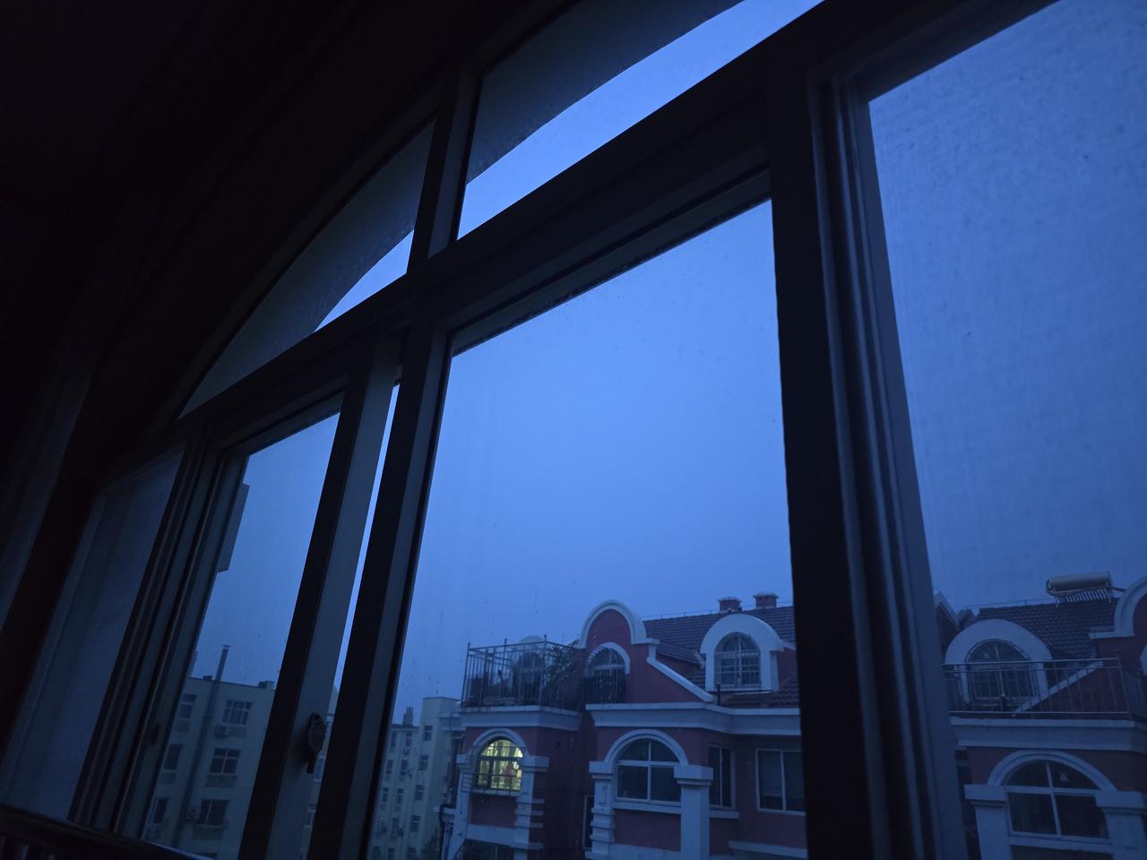 王铎：今晨青岛市区秋雨绵绵
朋友们，从今天凌晨五点左右，青岛市区喜迎秋雨！这可是