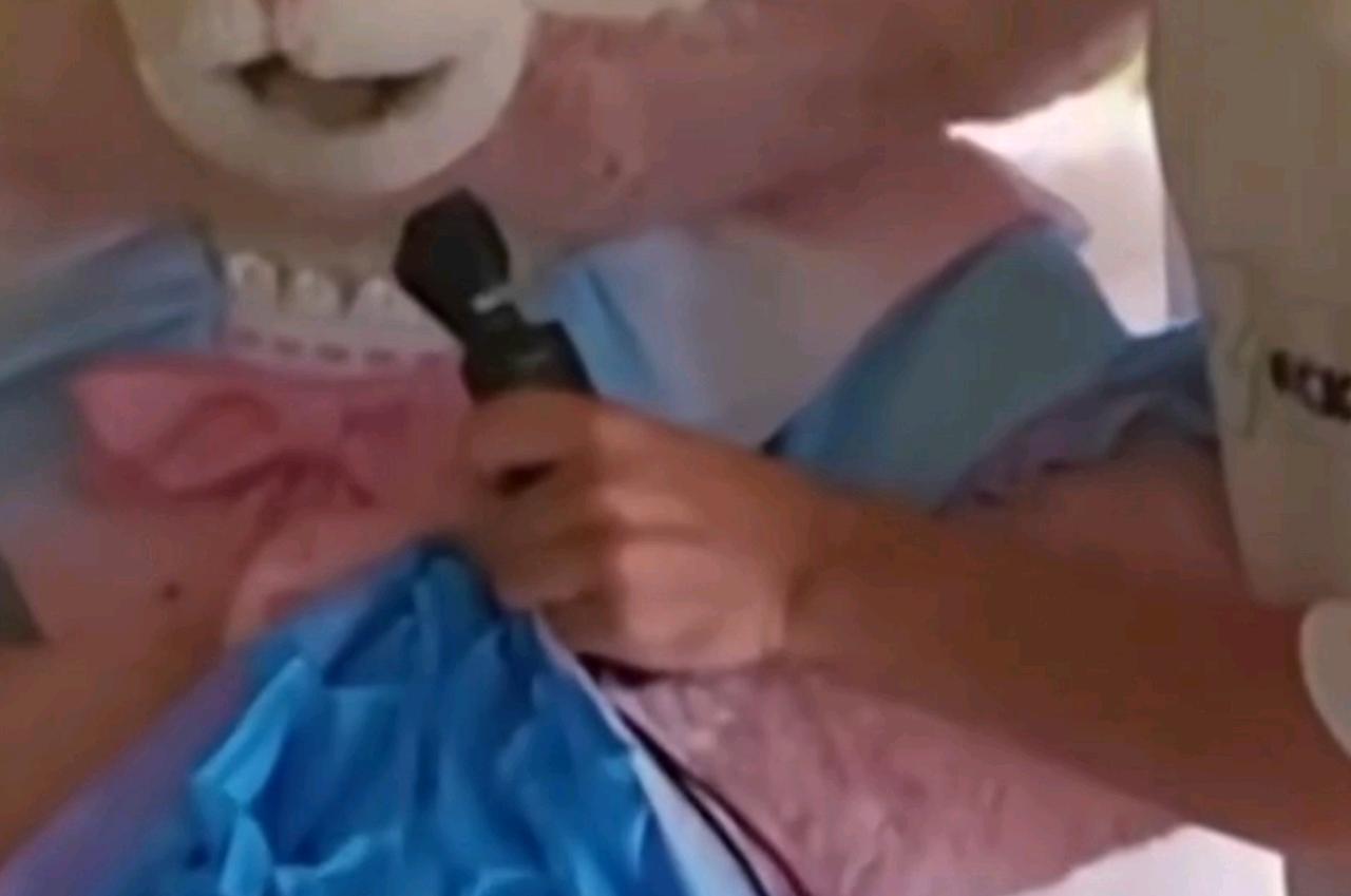 万万没想到！安徽合肥，女子发现孩子衣服上有虫子爬，她过去找了半天，最后掀开衣兜一