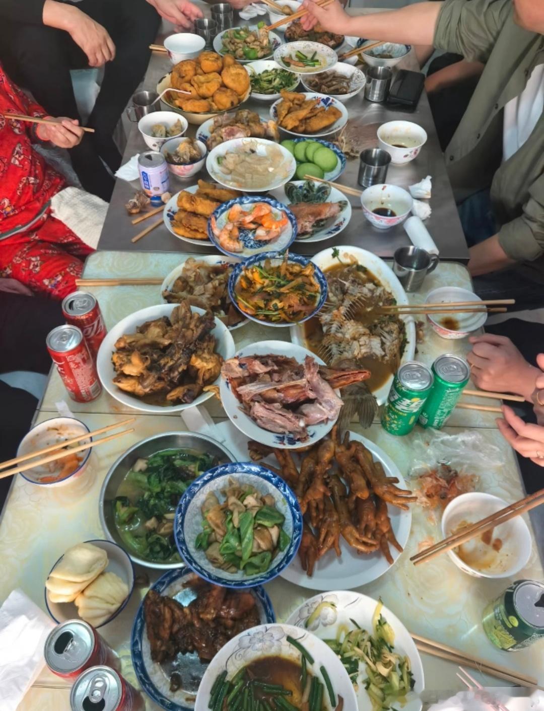 明年要么直接机器人春晚吧真的大概率比这些人有意思～ 