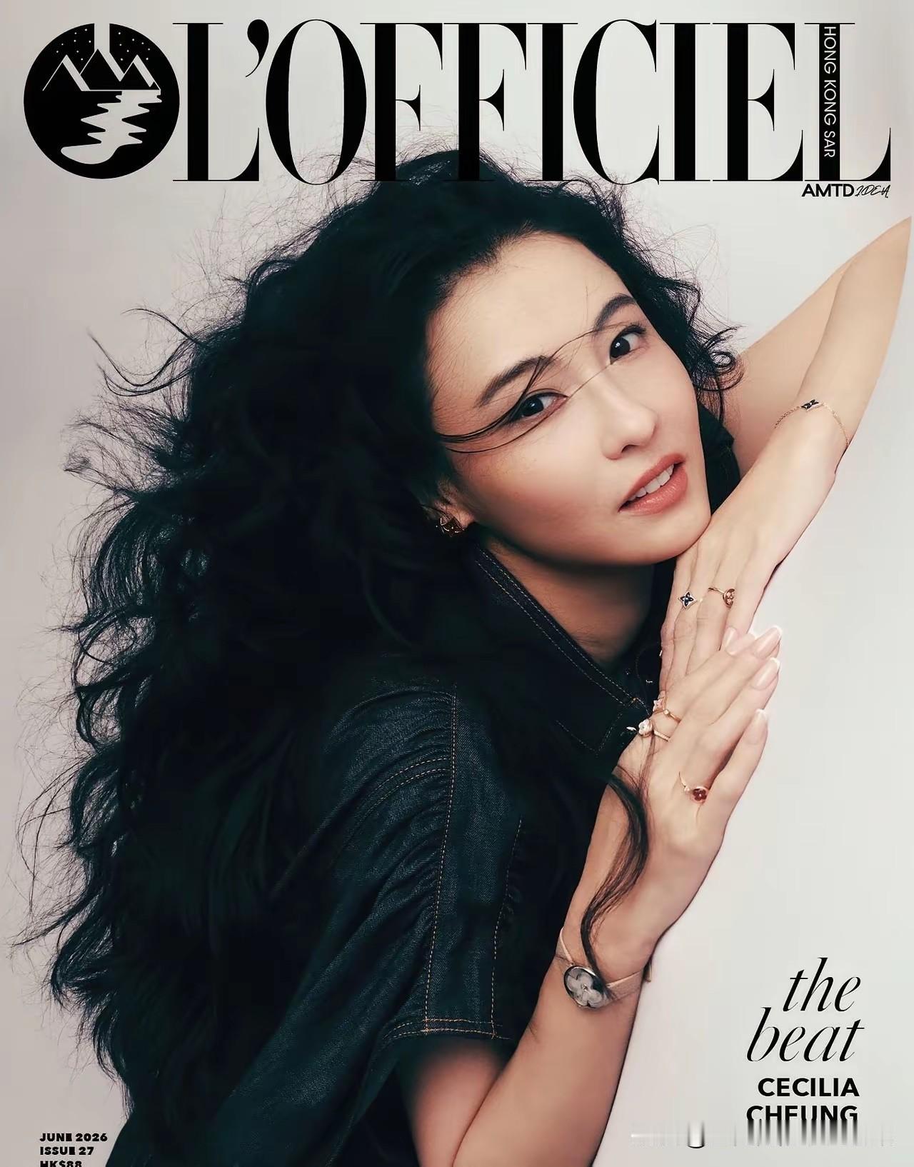 港版《L'Officiel》六月刊两套造型走经典港风路线，蓬松复古大波浪卷发复刻