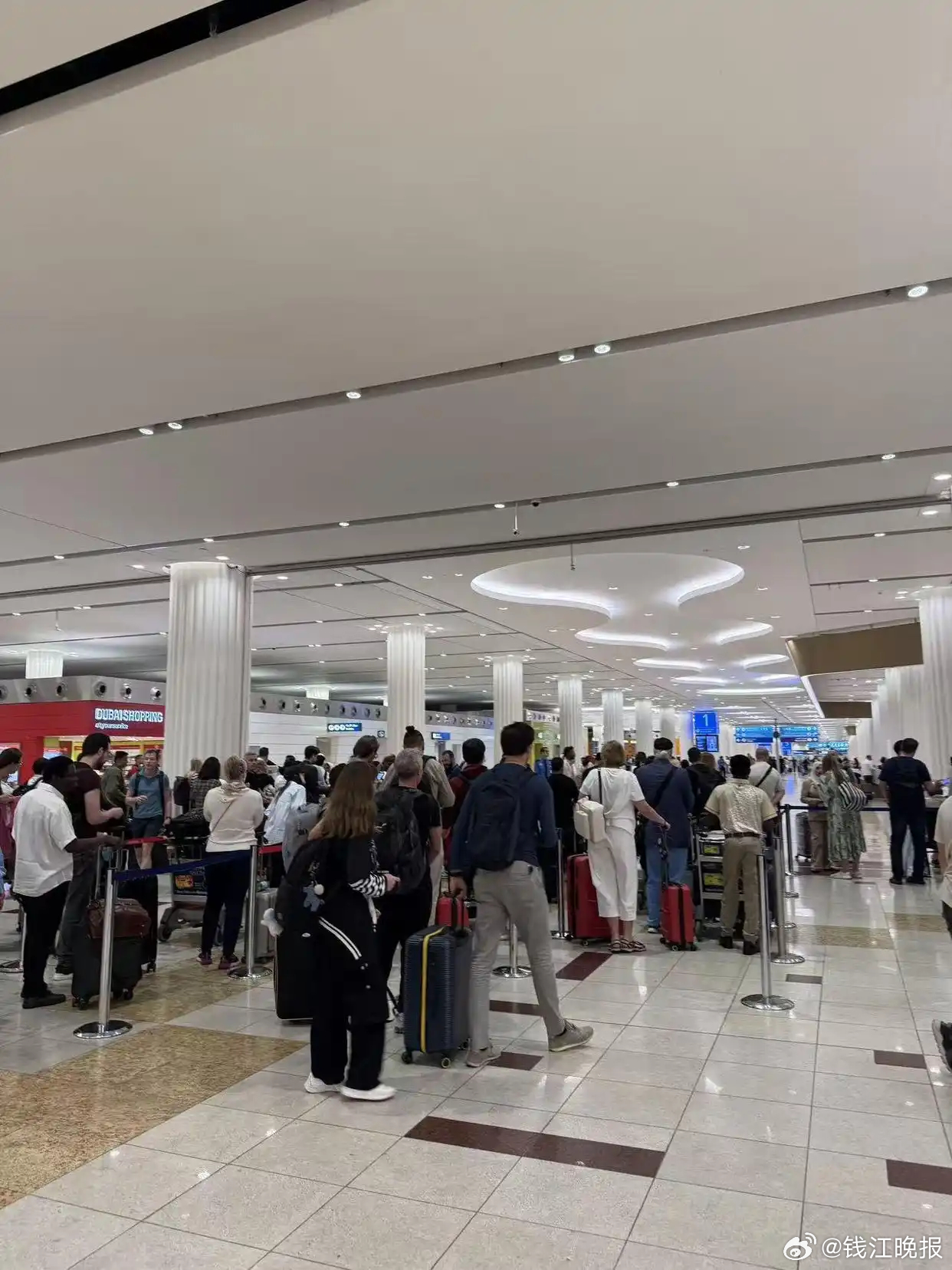 【#迪拜飞香港广州航班已能登机#】北京时间3月4日午间，因中东战事仍滞留在迪拜的