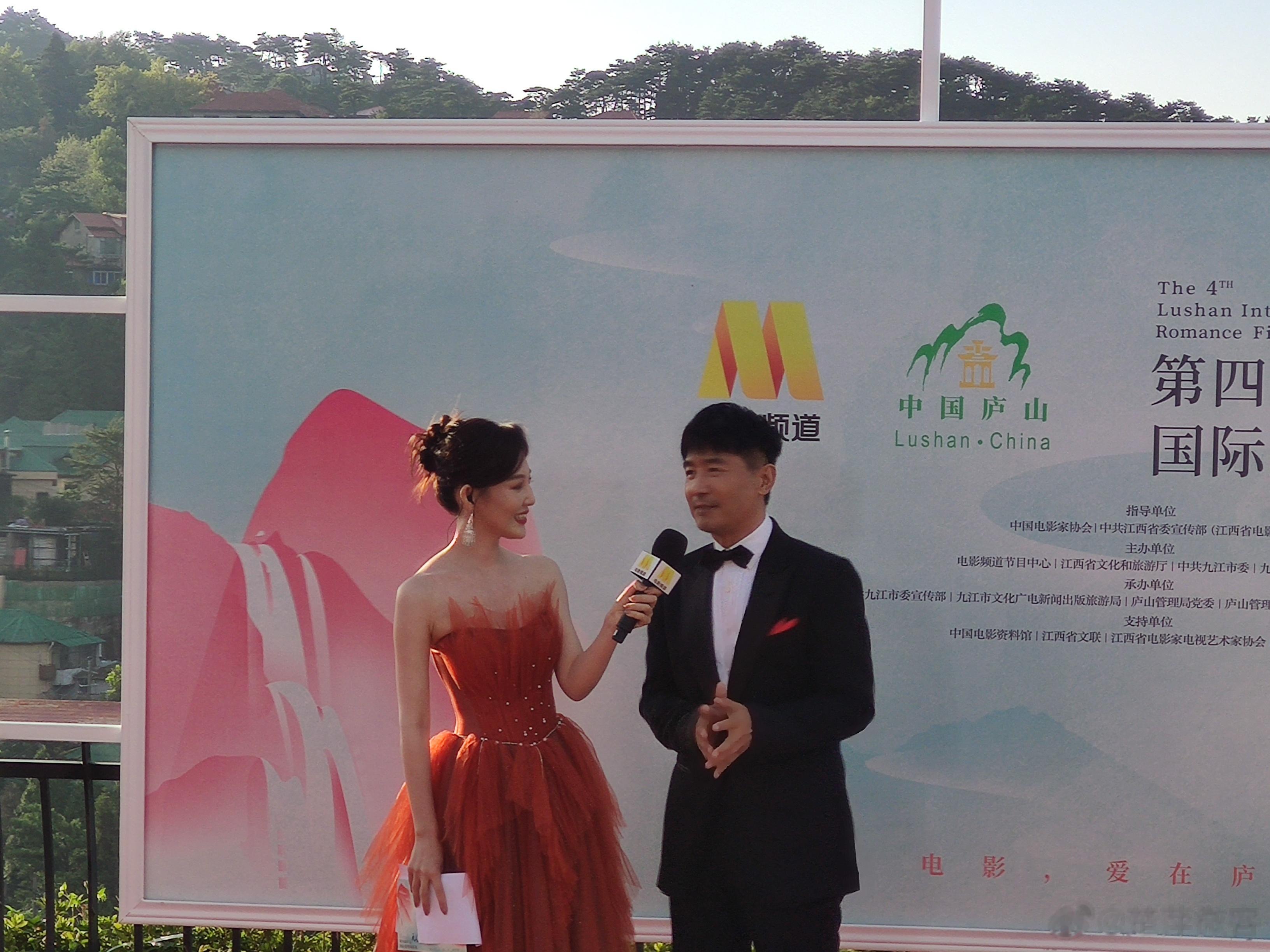 参加#第四届庐山国际爱情电影周#的影视演员，编剧，导演和歌手走上庐山爱情大道，他