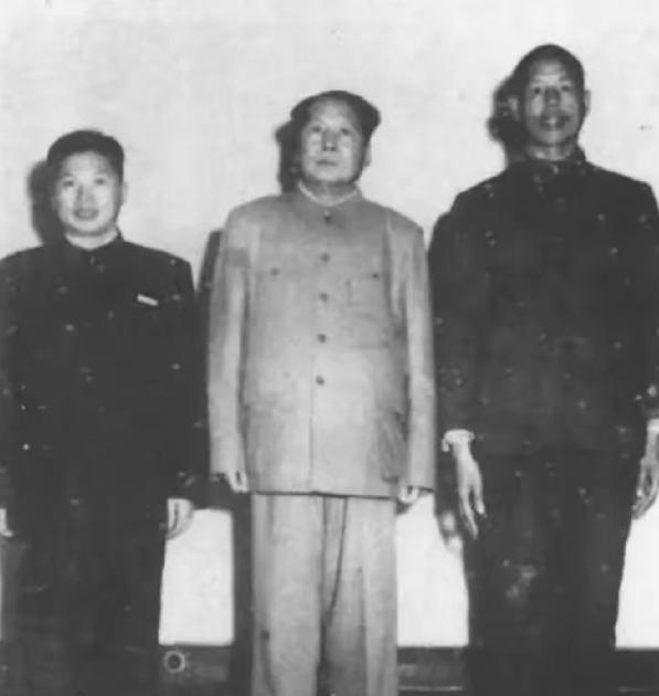 1949年8月的韶山冲，山雾刚散，解放军先头部队沿着泥泞小路踏入毛家老屋。士兵们