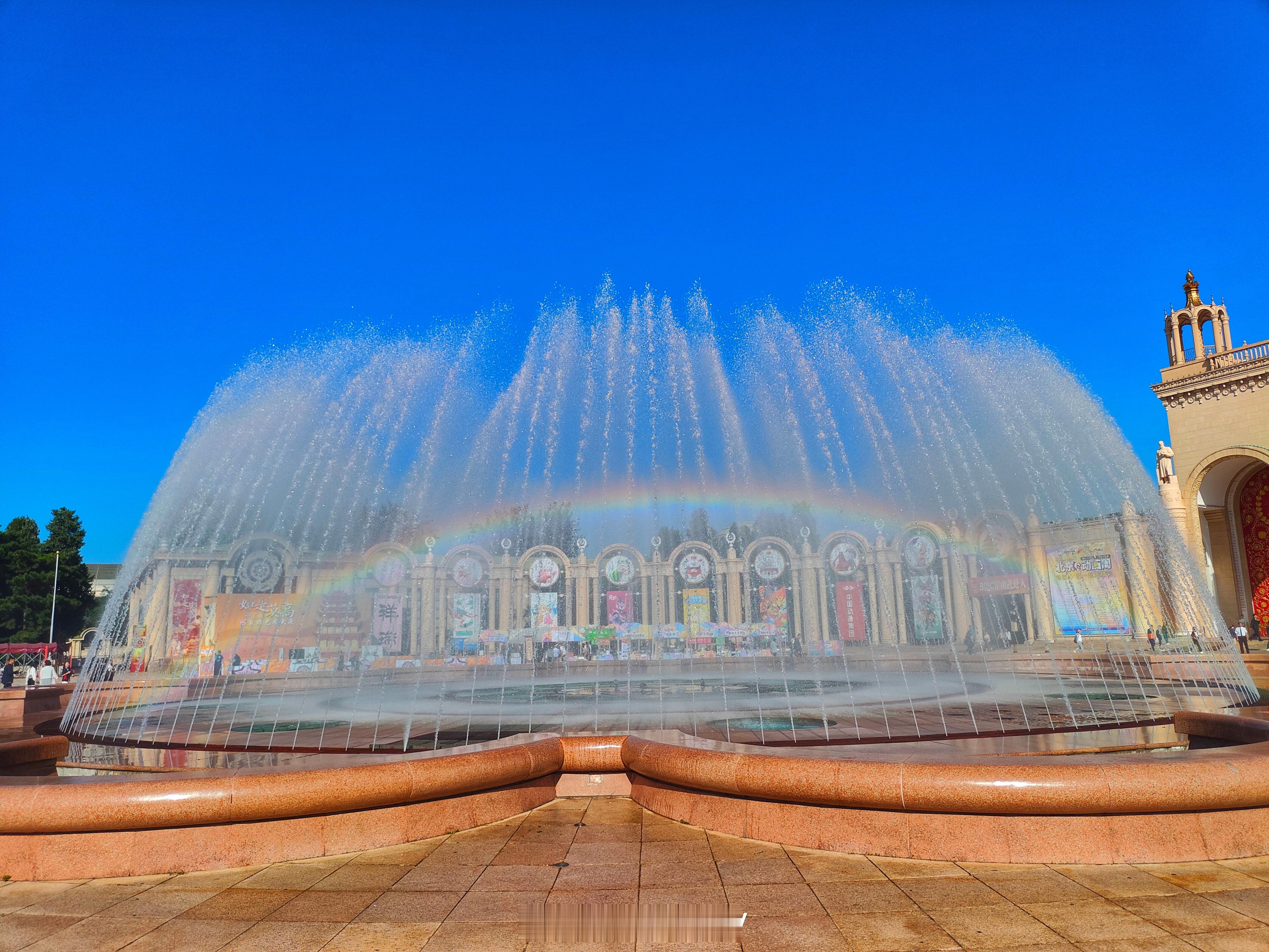 快来看，北京展览馆有彩虹哎🌈🌈🌈2025北京动画周北京范儿  ​​​
