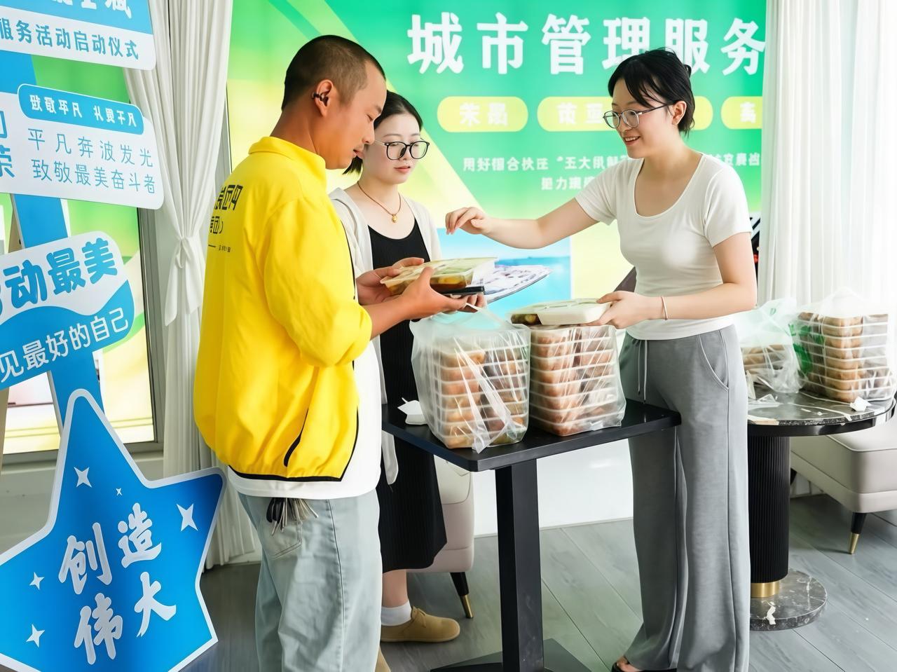 ［全城18个驿站同步上线！阆中用热腾腾饭菜温暖每一位打工人］

夏日炎炎，温情不