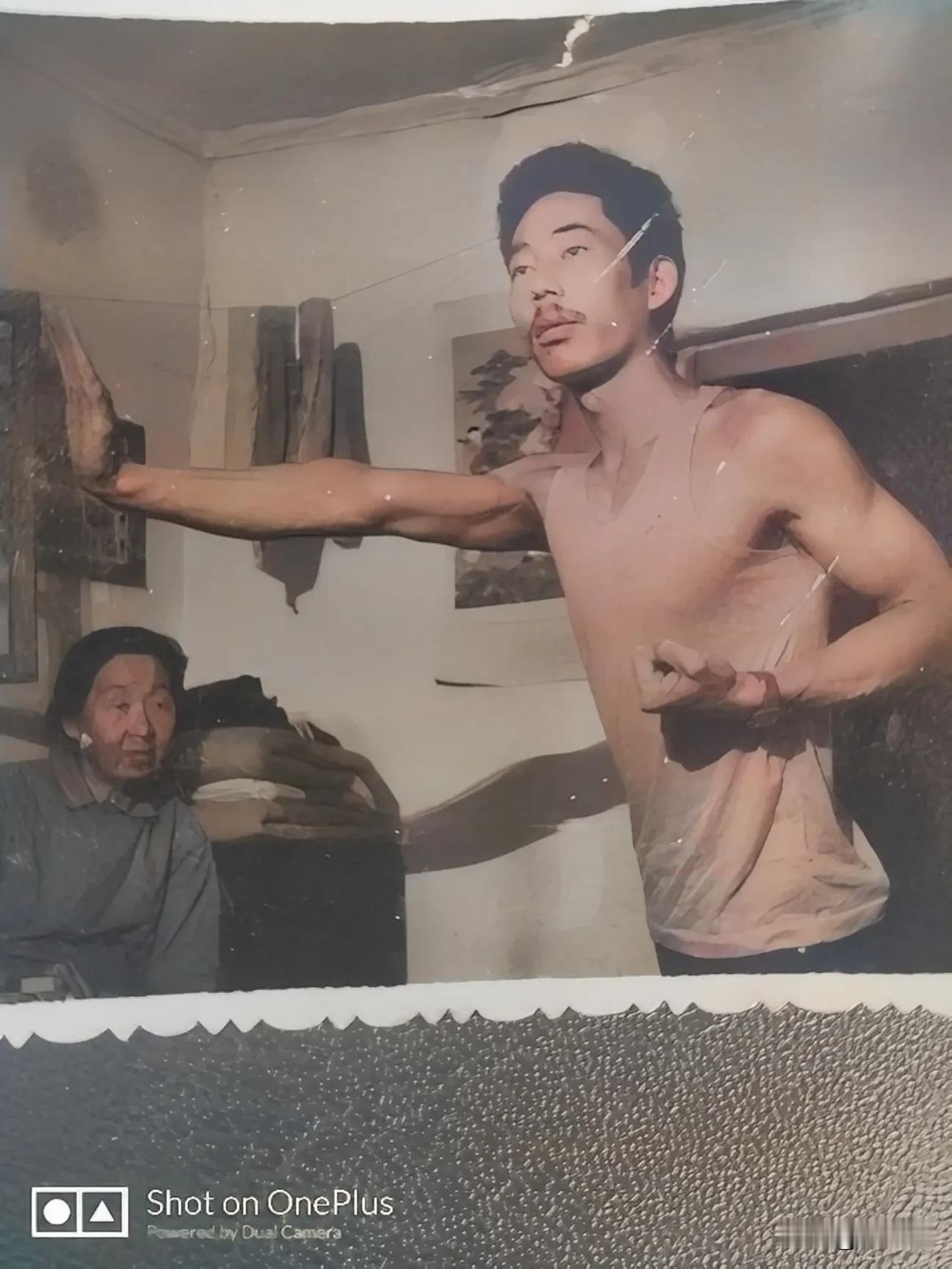 #修补记忆碎片#这张照片已经40多年了，当时我21,旁边是我亲爱的母亲，时光如梭