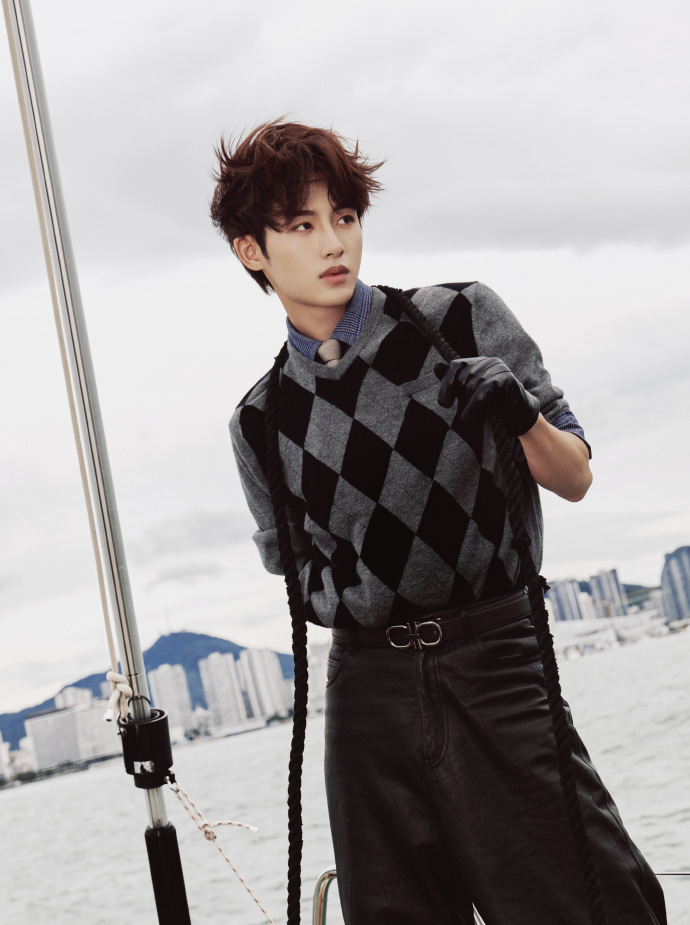 董思成在 28 岁第一天发布 ELLE 风尚大典造型出图，造型的利落线条与精致细