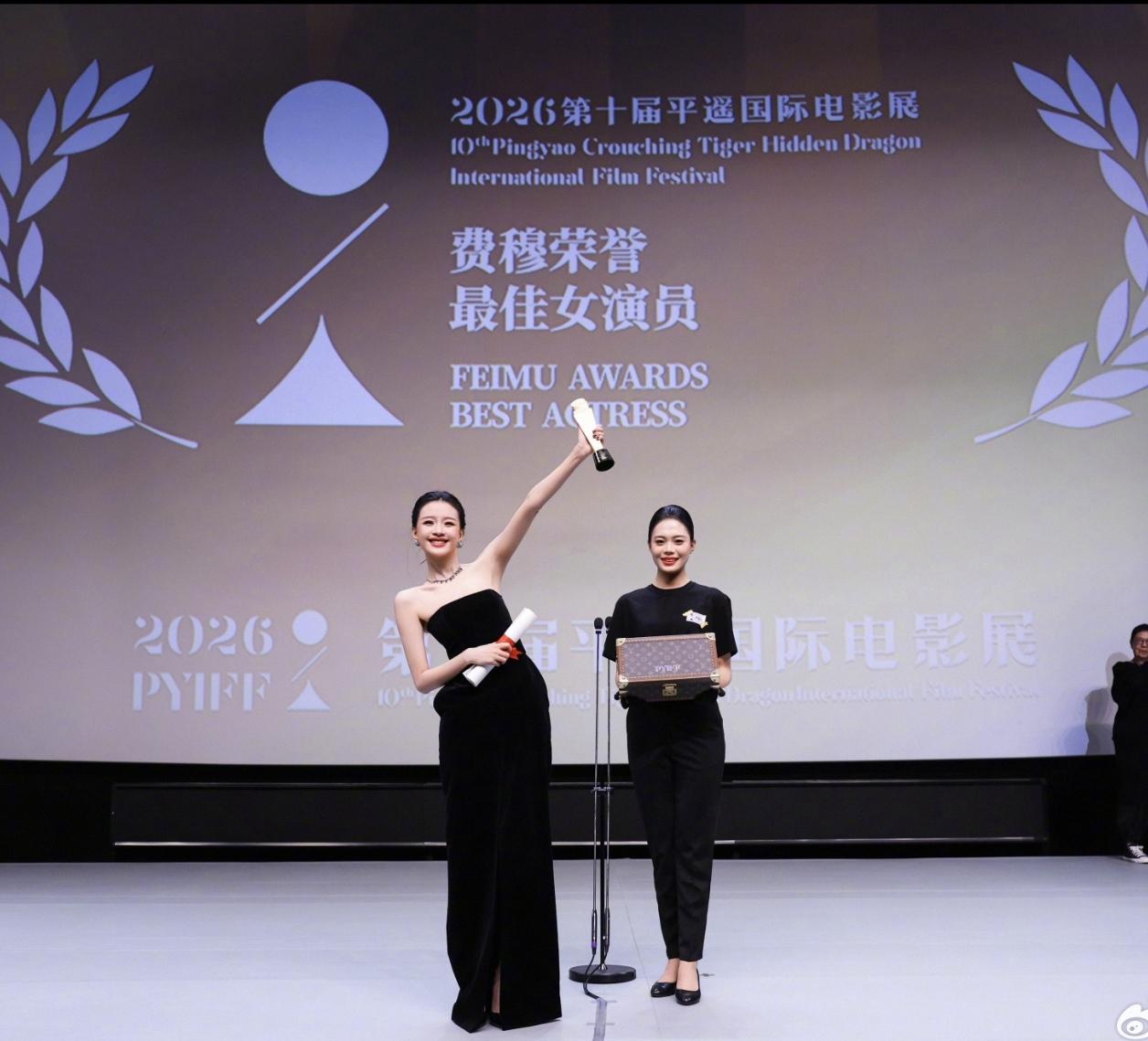 孙怡获奖，
没想到最高兴的人，
不是她本人和工作室，而是她的前夫董子健。

就凭