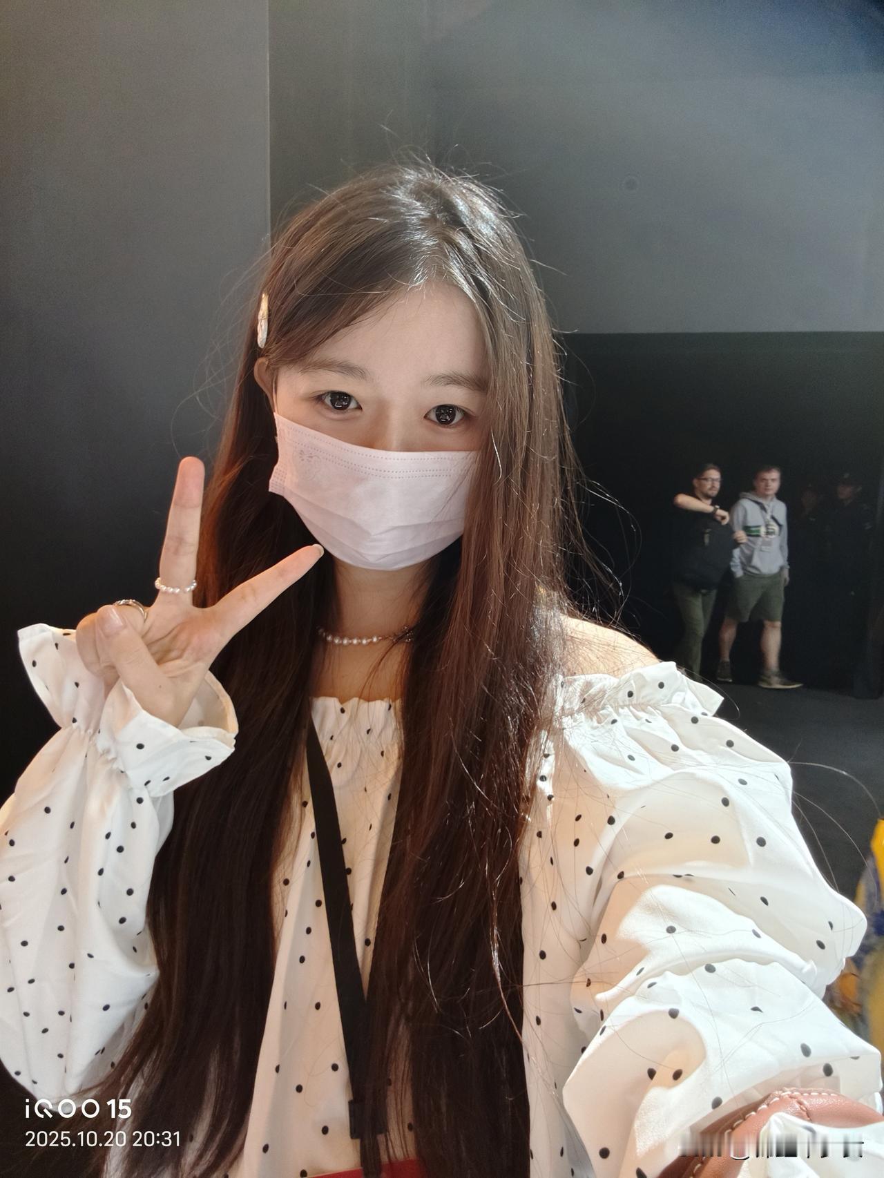 去体验区用iQOO15随手自拍了几张，我觉得效果还不错嘿嘿～售价4199元起，配