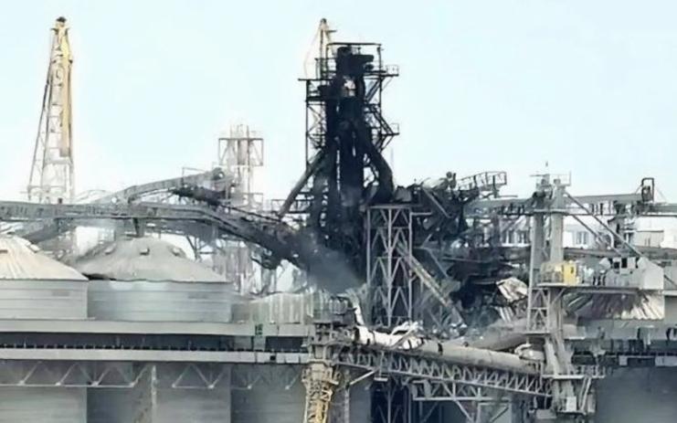 伊朗打到美国“大动脉”了！
3月28日，在美军袭击伊朗钢铁厂后，伊朗直接把巴林最