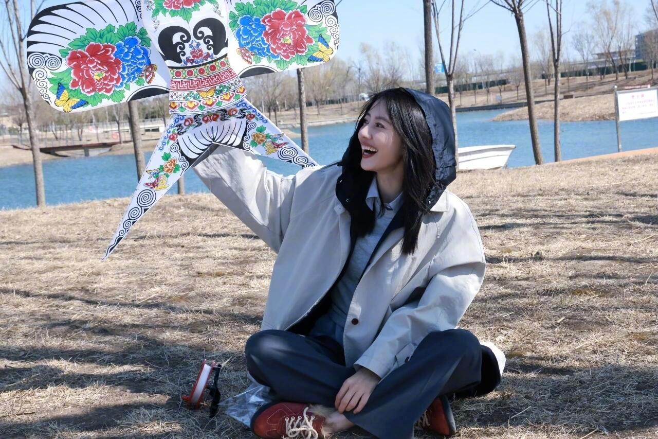 高圆圆来山东也爱吃大饼卷洋葱高圆圆放风筝隐藏高手果然是女神，风吹乱发型也完全没在