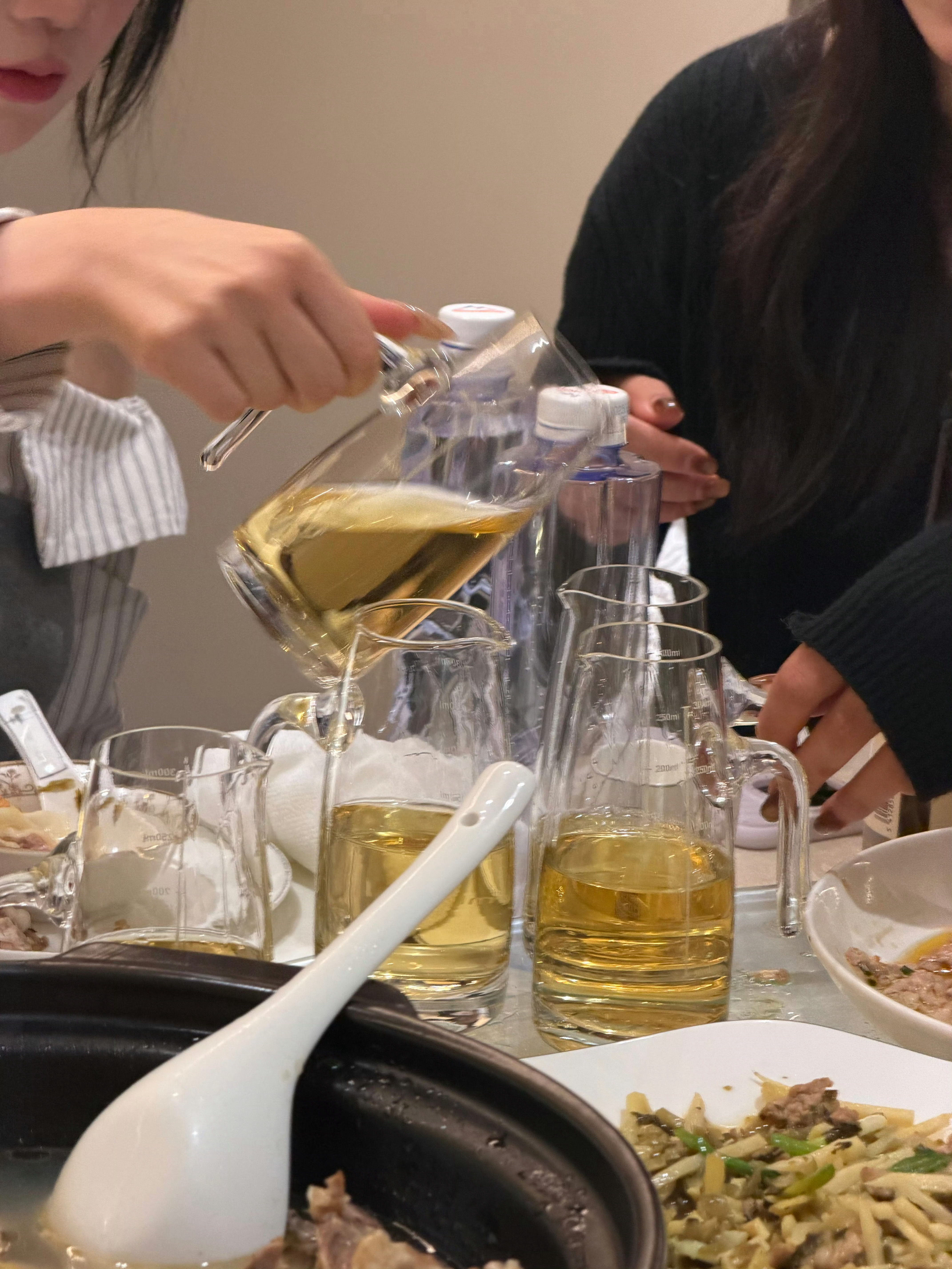 🍻干杯 舞动的曲线 妳是蝴蝶……好几天没喝酒了，整个人的状态都不好了，睡眠也变