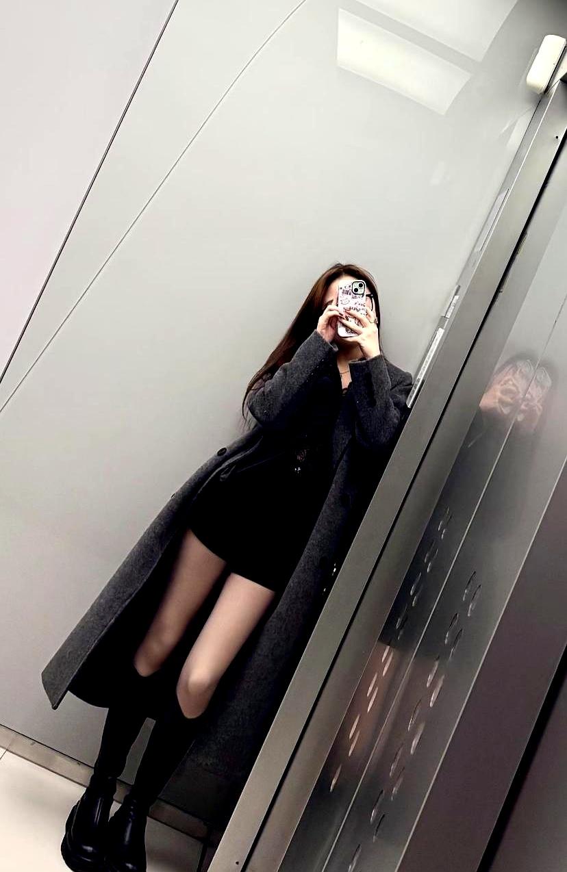 电梯门一开，那位新晋丈夫学外卖员突袭，拉进电梯亲一下。
她提醒有监控，他说领证了