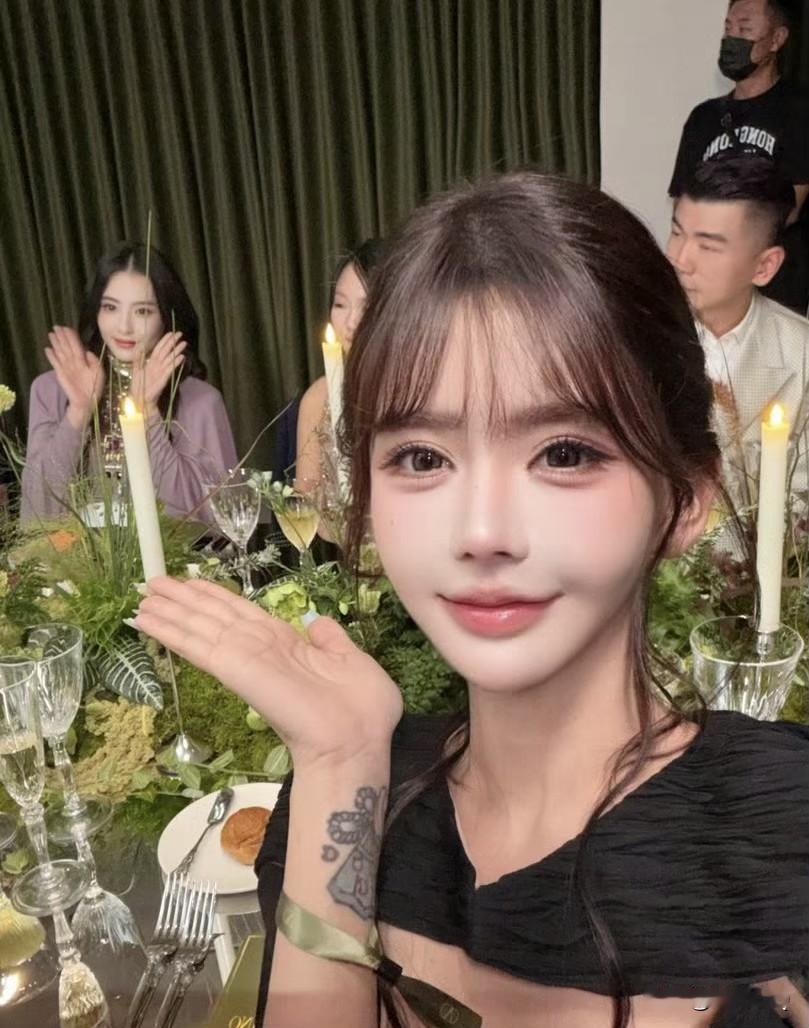 韩安冉镜头下的张柏芝，简直美得不可方物。女神就是女神啊，路人镜头下颜值都不带一丝