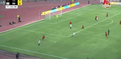 阿尔马达盘带至禁区前沿传球，梅西一脚做球，洛塞尔索的传球被拦截 