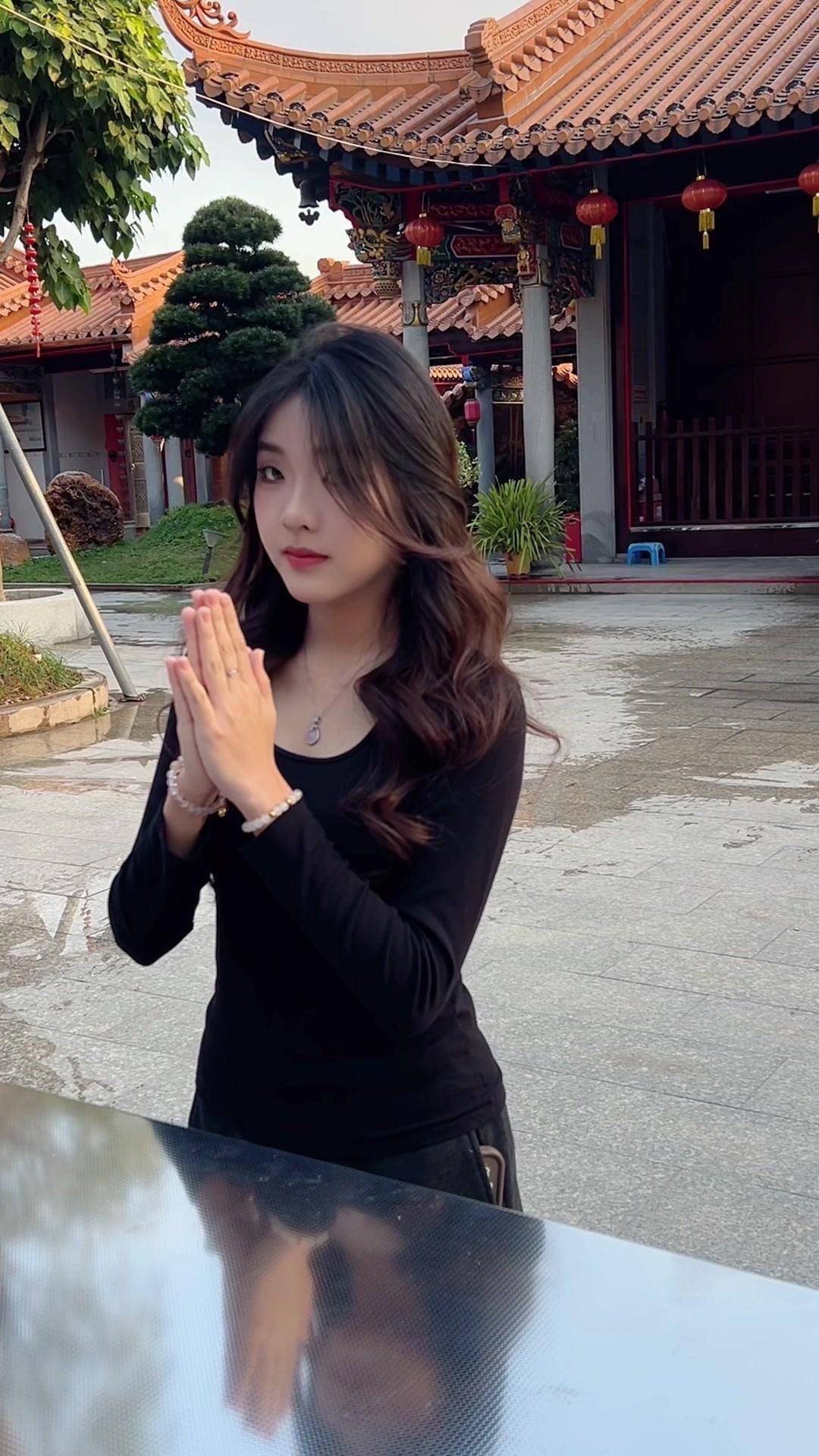 在潮汕，营标旗是女孩们重要的民俗活动，诚心跪拜更是必备环节。
跪拜时专注又虔诚，