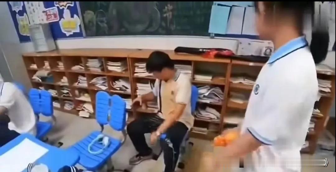 真的是太可怕了。
一个男生不知何故，被一个女人当众泼饮料。
泼完饮料还浇可乐！女