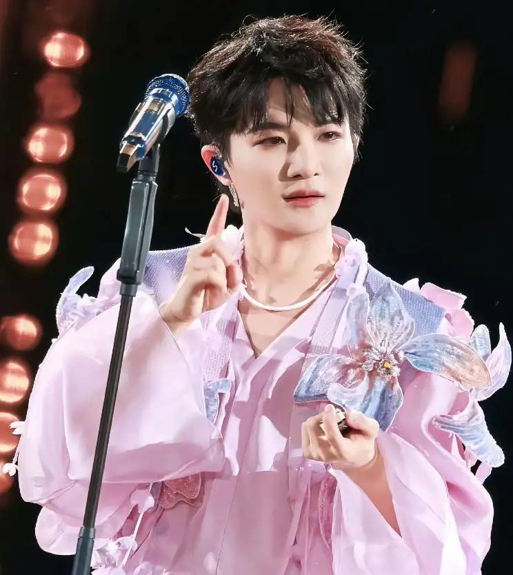 周深从被嫌弃到成为明星偶像，
他的实力打脸质疑者；演唱会一票难求，
连刘涛都成小