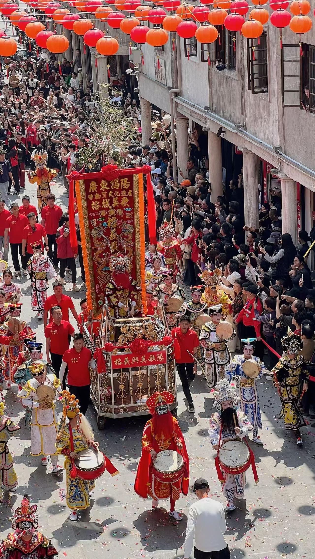 热闹非凡的游行，红灯笼高挂，欢声笑语不断！🎉🏮👏