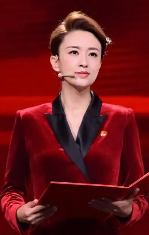 春晚主持人最让人遗憾的应该是他们两个吧！

明明两个人都很优秀，无论是口才台风、