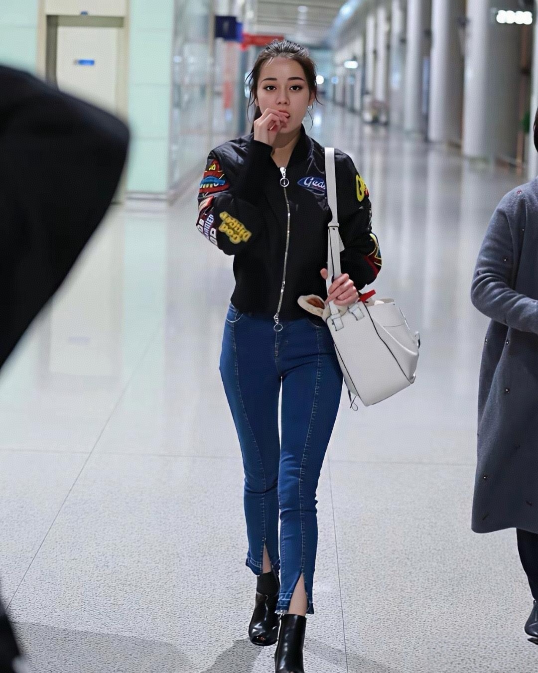 早期杨紫和迪丽热巴的机场牛仔穿搭，你欣赏谁？ 杨紫爸爸为了活动换了三套衣服 