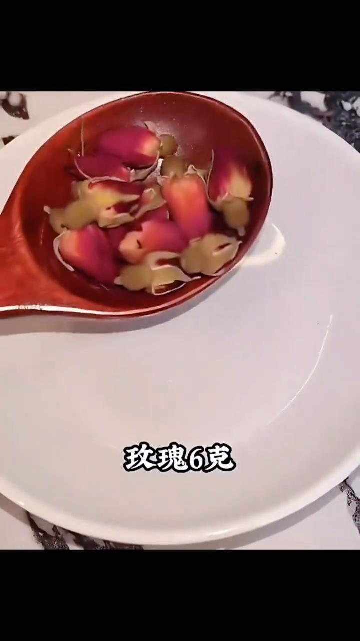 玫瑰陈皮红枣茶。
夏天一定要喝的玫瑰陈皮红枣茶。
·玫瑰6克、陈皮5克、红枣两颗
