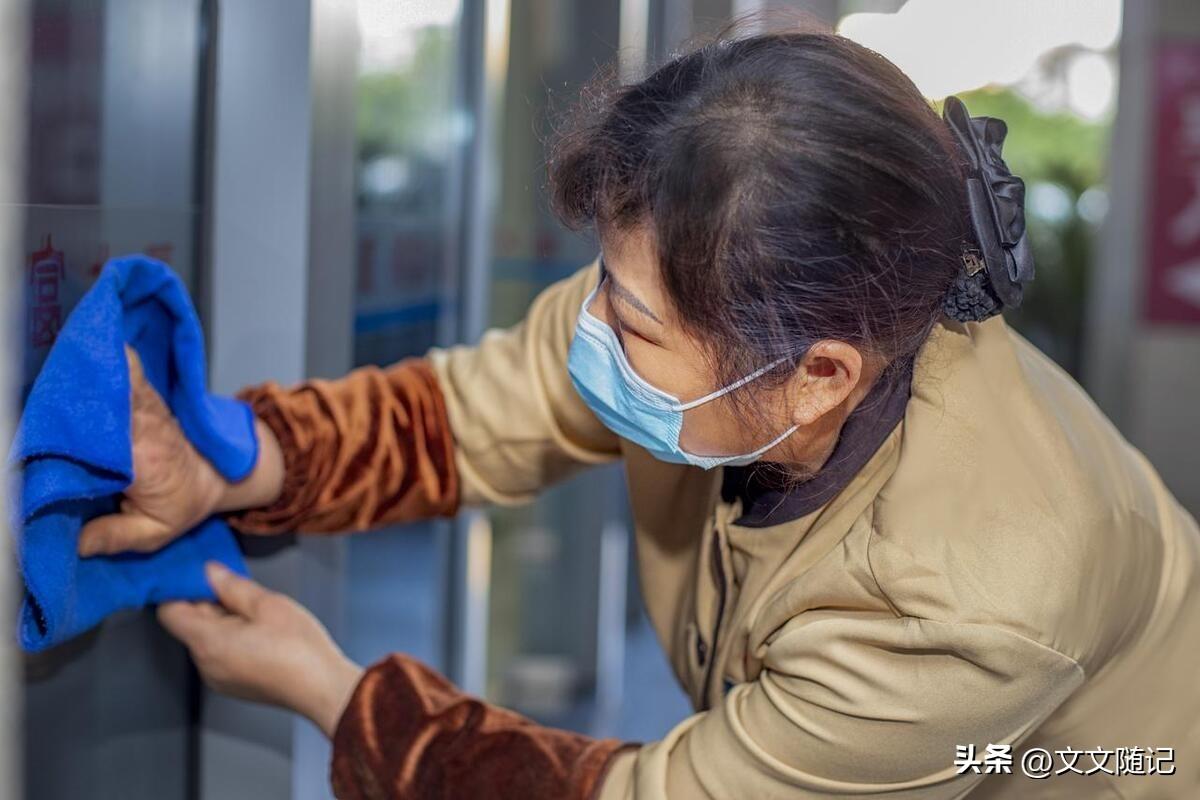 有钱？什么叫有钱？上个月谈成个大单，看着卡里新到的六位数，心里头那叫一个美。
