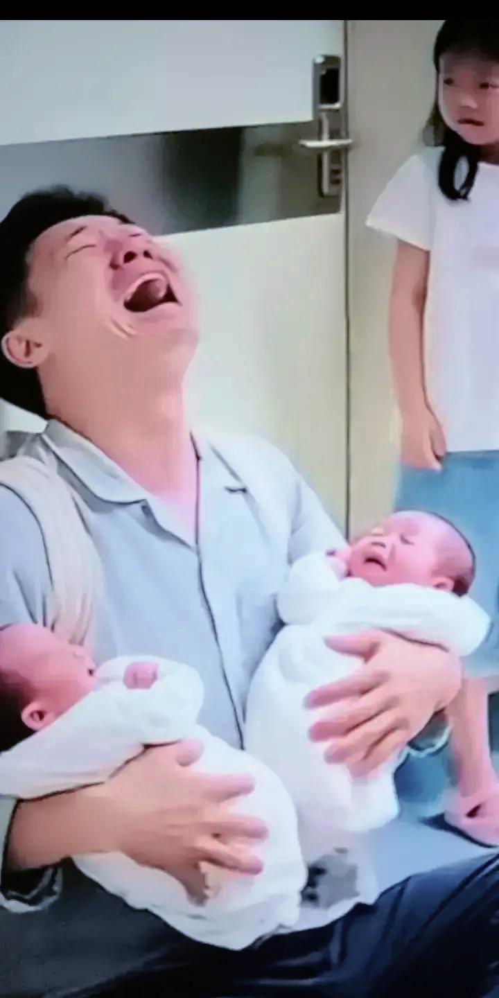 盼双胎儿子却得双女宝，男子产房门口哭成泪人
 
男子提前十个月获知妻子怀双胞胎儿