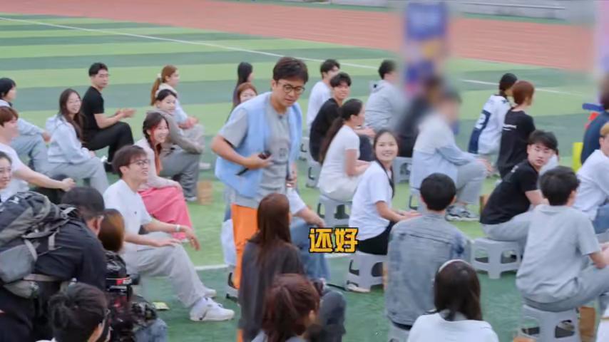 邓超把衣服借给观众穿了永远被邓超的下意识善意打动，注意到观众衣着单薄，贴心询问后