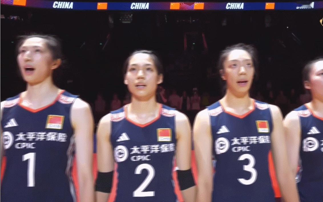 中国女排vs波兰队今天瓜女是深色（蓝黑色？）球衣 ​​​