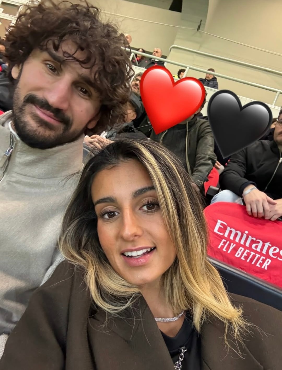 【永远的米兰球迷】 🔴⚫️ 亚辛·阿德利🇫🇷两口子现身圣西罗球场现场观战。