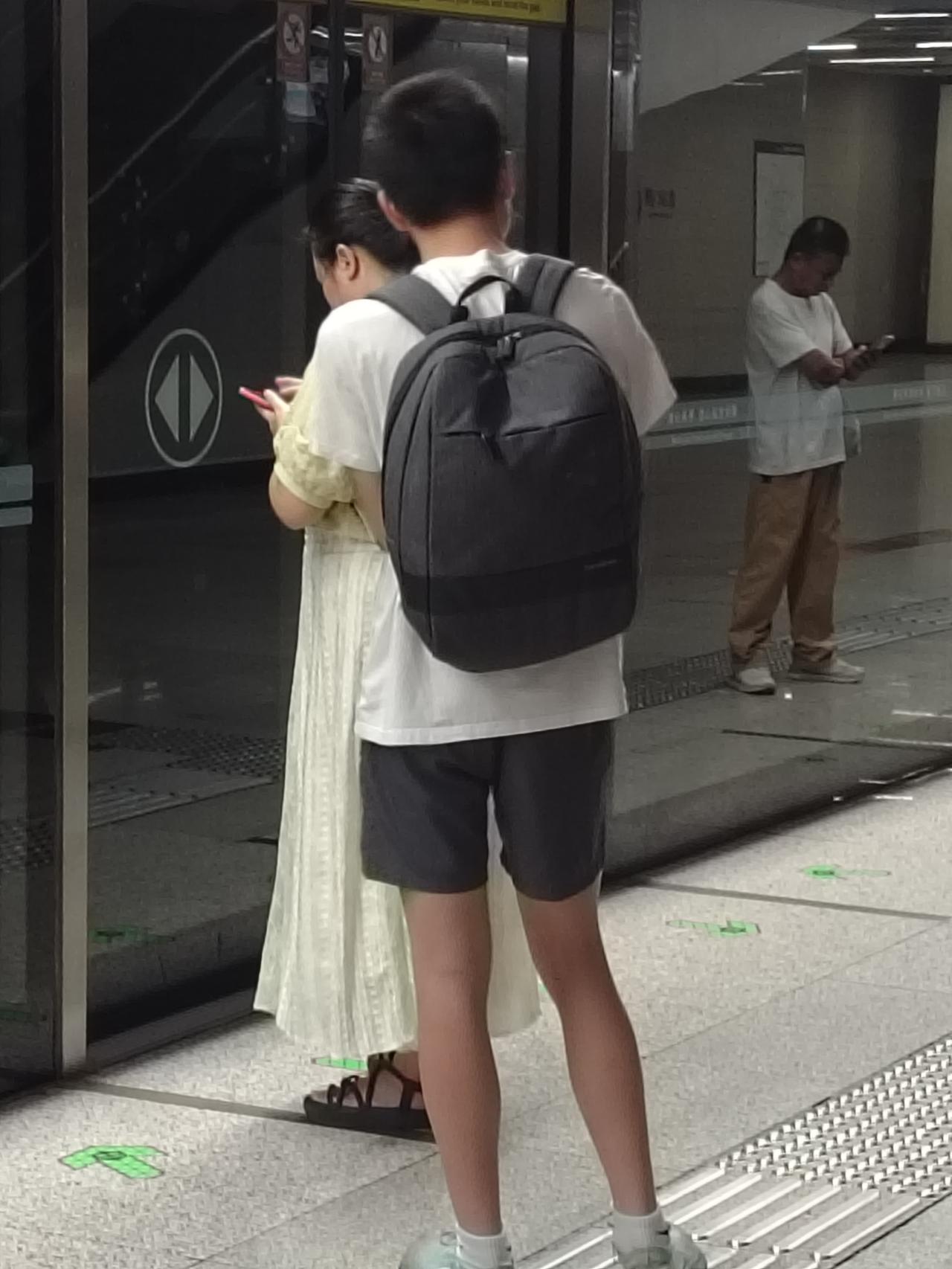 今年夏天男人穿短裤的比往年多。
  往年走在武汉街头，看到男人基本上都穿着长裤子