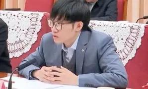 梁文锋疯了。 拿完500亿融资，转头就把钱砸进了内蒙古一座小城——不是买楼，不是