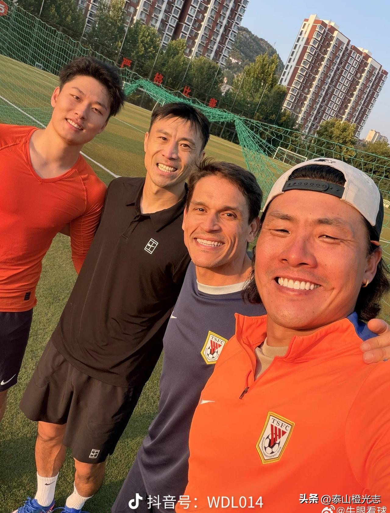 王大雷晒与郑铮刘骐玮合影提前开练，泰山队16日集中，阵容只剩10人 ​​​