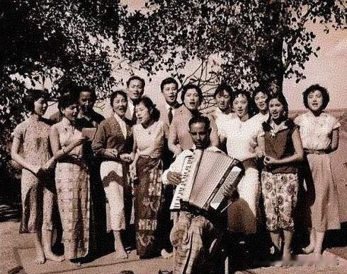 一张极其珍贵的老照片。
       1961年周总理率庞大代表团访问缅甸，其中