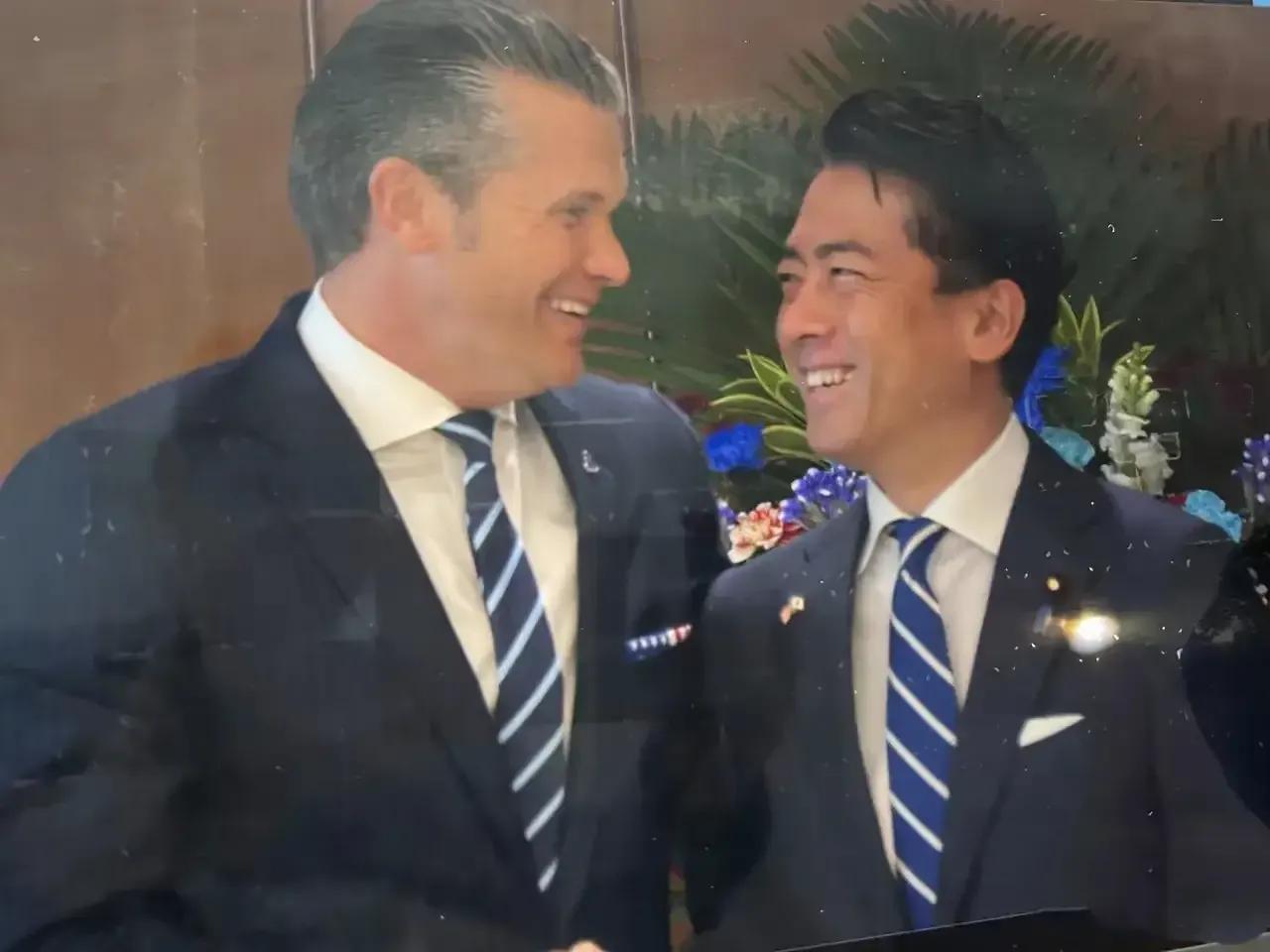 这是美国防长和日本政客小泉纯次郎的“嘻嘻”。
       只要有美国存在，实行