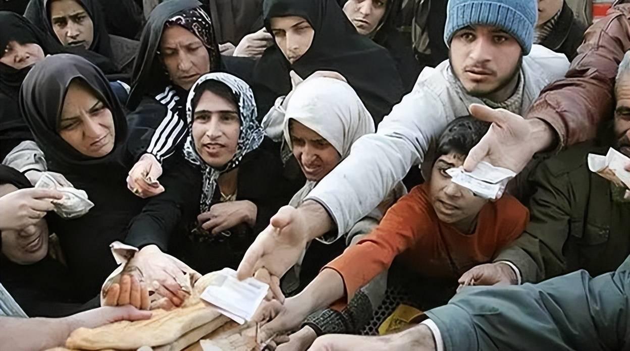 严厉制裁下的伊朗：普通人艰难度日，富人区却在吃天价烤羊排
很多人看伊朗，容易只盯