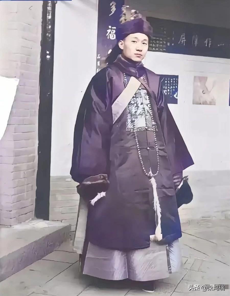 这张照片展示的是 1910 年时的孔祥熙（1880年－1967年），当时他约 3