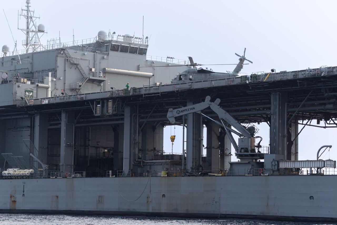 当地时间4月22日，美国媒体，《华盛顿邮报》报道，两艘美国海军驱逐舰正在押运，非